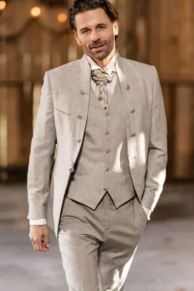 Anzug Herren, Anzug, Hochzeitsanzug, Hochzeitsanzüge, Anzüge Herren, Bräutigam, Anzug Bräutigam, Bräutigam Anzug, Boho Bräutigam, Boho Anzug, Boho Hochzeitsanzug, Anzug Beige, Leinenanzug, lässiger Hochzeitsanzug, Sommeranzug, Sommerhochzeit Anzug, Anzugtrend, Boho Hochzeit, Boho Look,