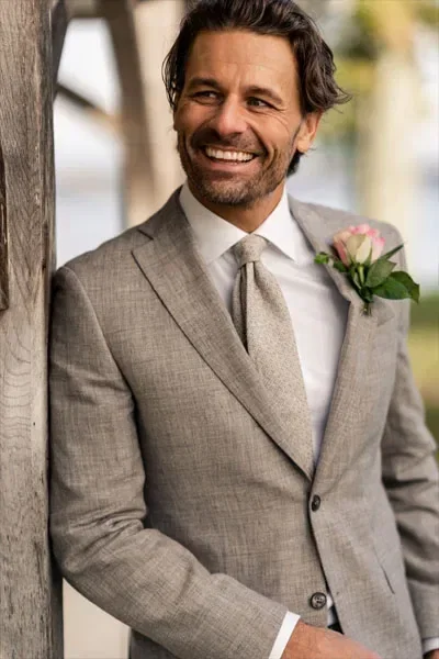 Anzug Herren, Anzug, Hochzeitsanzug, Hochzeitsanzüge, Anzüge Herren, Bräutigam, Anzug Bräutigam, Bräutigam Anzug, Boho Bräutigam, Boho Anzug, Boho Hochzeitsanzug, Anzug Beige, Leinenanzug, lässiger Hochzeitsanzug, Sommeranzug, Sommerhochzeit Anzug, Anzugtrend, Boho Hochzeit, Boho Look,
