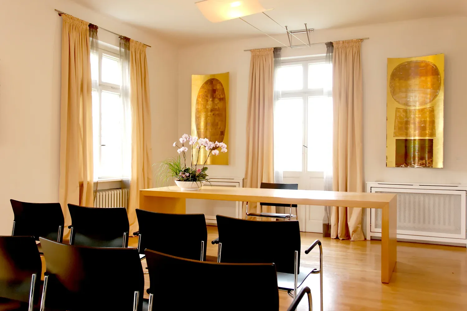 Modern gestalteter Trausaal in der Opelvilla in Rüsselsheim am Main, mit schwarzen Stühlen und einem minimalistischen Design für stilvolle Trauungen.
