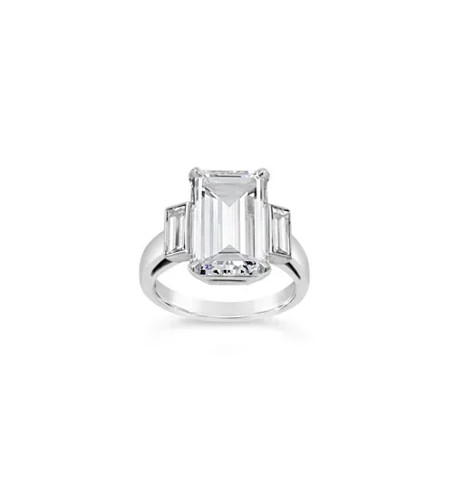 Platinring mit großem rechteckigem Diamanten und zwei seitlichen Diamanten, ideal für eine glamouröse Verlobung.