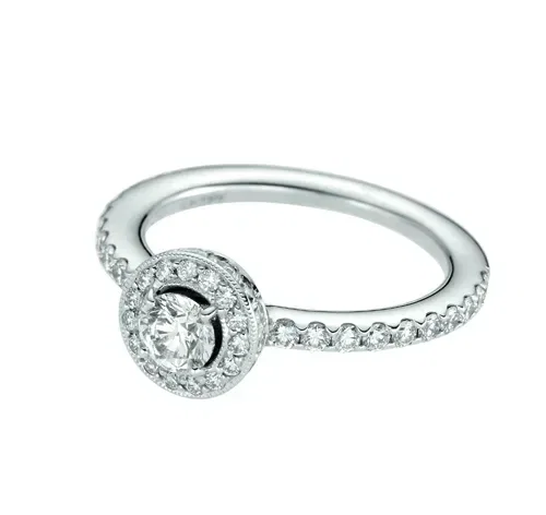 Diamantring im Halo-Design mit zentralem Edelstein und kleiner Diamantenreihe am Ringband für maximalen Glanz.