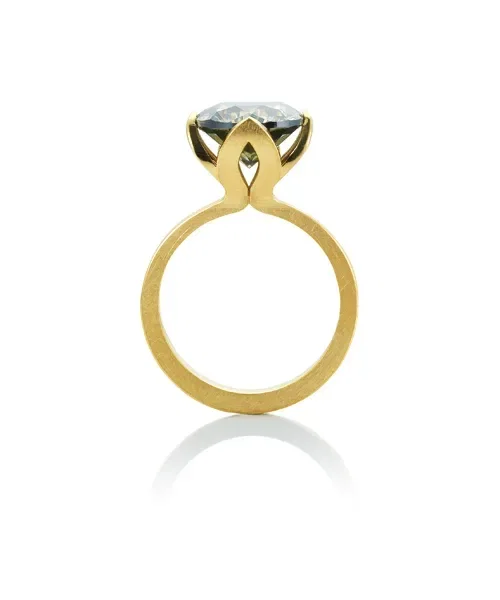 Goldener Solitärring mit seitlicher Ansicht, der den Diamanten in einer eleganten Fassung zeigt – schlicht und raffiniert.