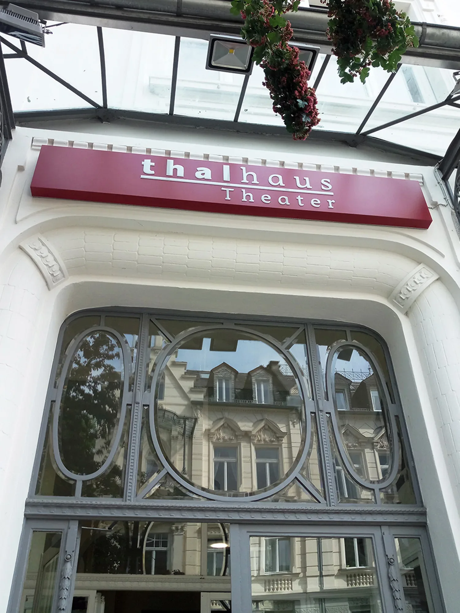 Außenansicht des Thalhaus Theaters in Wiesbaden, ein historisches Gebäude mit verzierten Fenstern und modernen Details, das eine beliebte Hochzeitslocation darstellt.