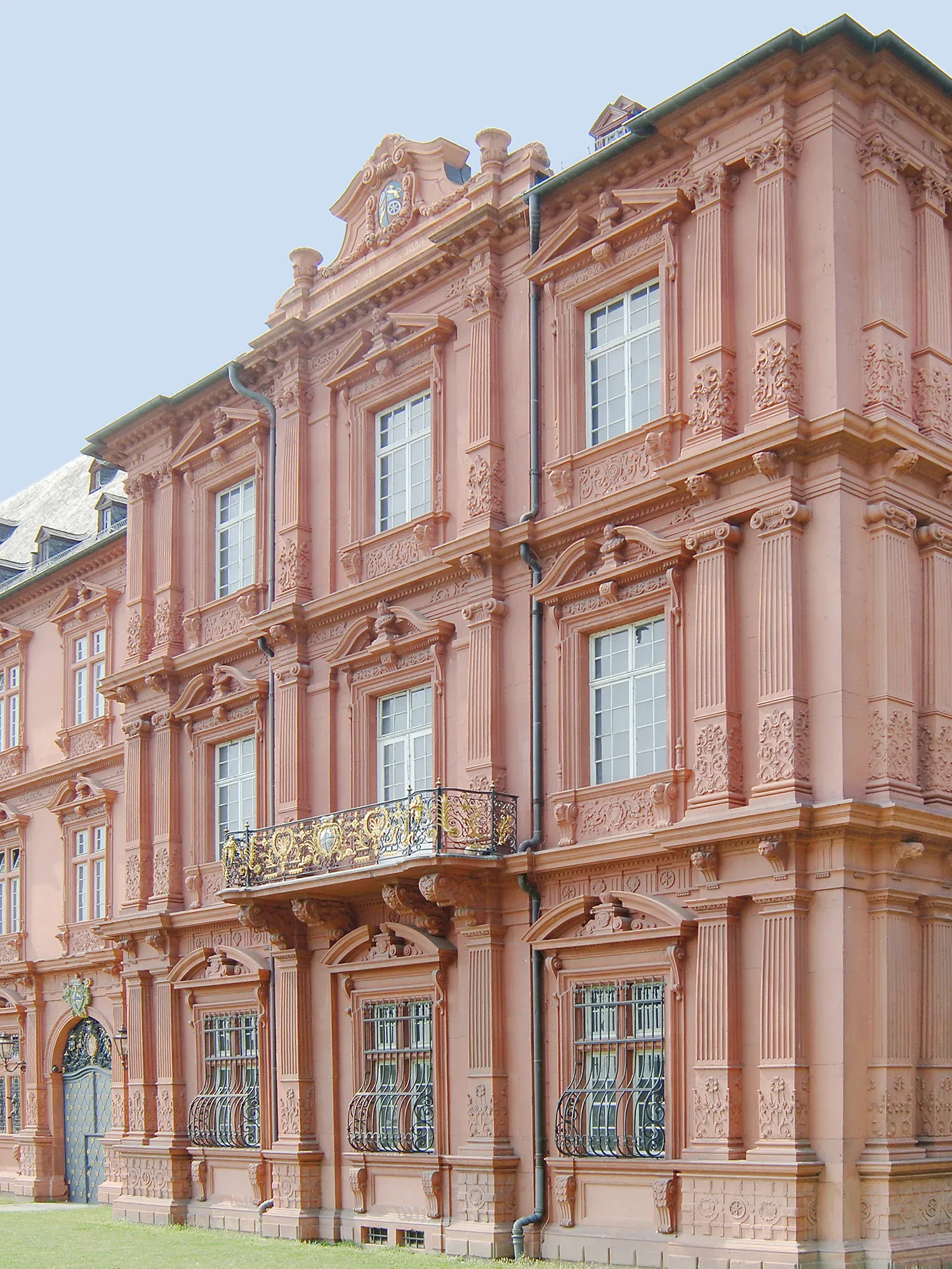 Rotes historisches Kurfürstliches Schloss mit detailreicher Fassade und eleganten Balkonverzierungen, ein beliebter Ort für standesamtliche Trauungen.