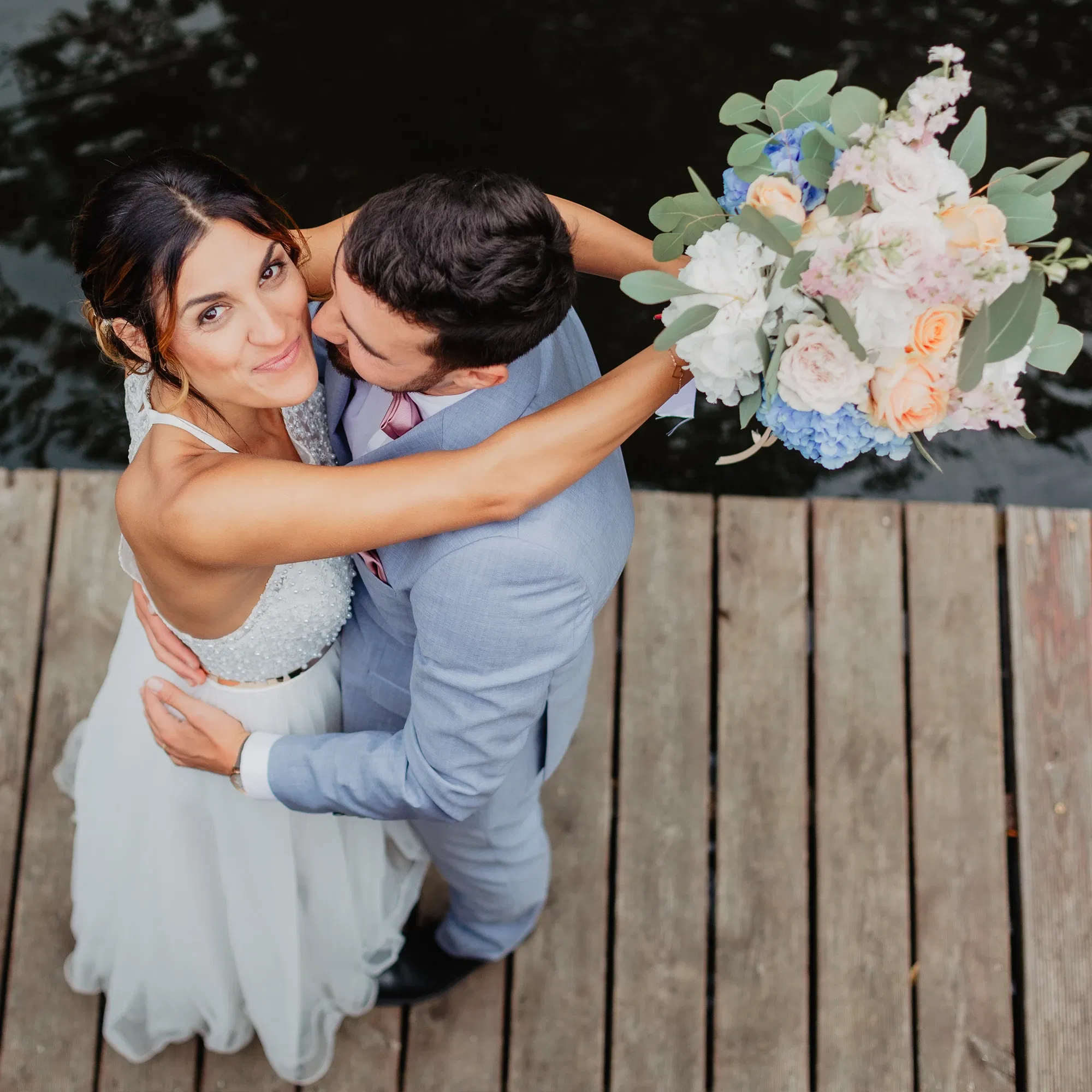 Hochzeitspaar auf einem Steg