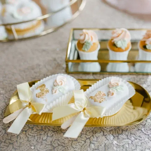 Sweet Table bei einer Hochzeit mit Cakepops und Cupcakes