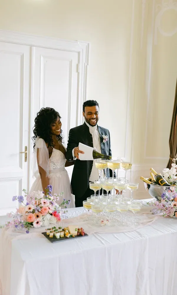 Hochzeitspaar befüllt Champagner Tower