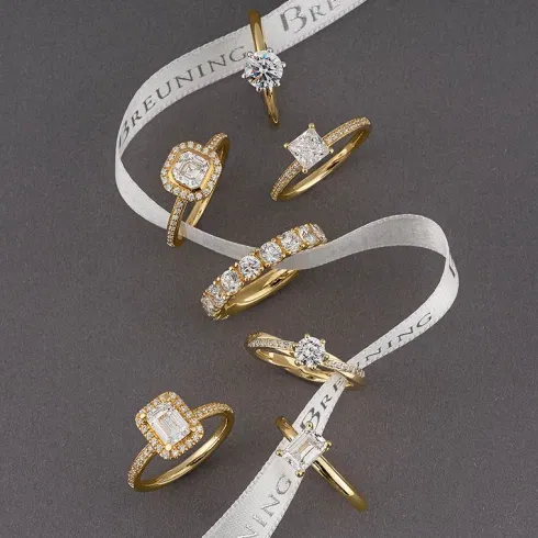 Breuning Solitärringe mit Diamanten, dekorativ auf einem Band arrangiert – Kombination aus klassischem Design und moderner Eleganz.