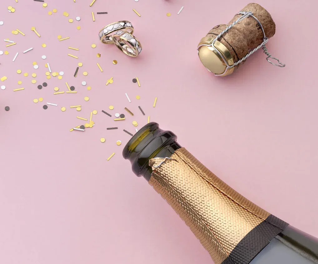 Sektflasche, Korken, Hochzeit feiern, Party, pinker Hintergrund