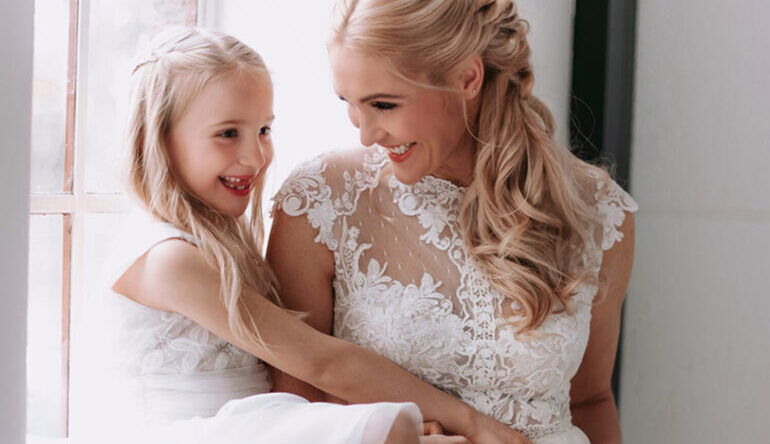 Braut mit Kind, Blumenmädchen, schwanger heiraten, Hochzeit mit Kind, heiraten mit Kind, Schwangerschaftsbrautkleid, Kleid Blumenmädchen