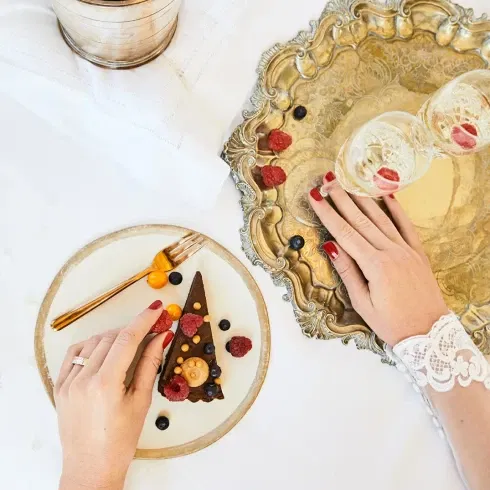 Kuchen, goldenes Geschirr, Pralinen, Braut, Himbeeren