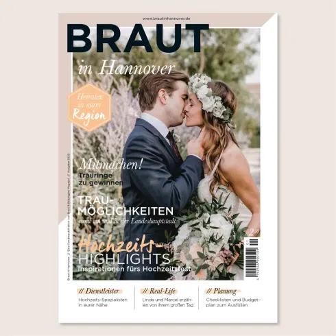 Cover des Magazins „Braut in Hannover“ mit einem Brautpaar, das sich liebevoll küsst. Die Braut trägt einen Blumenkranz und einen weißen Blumenstrauß. Text auf dem Cover kündigt Hochzeitstipps, Inspirationen und Dienstleister aus der Region Hannover an.