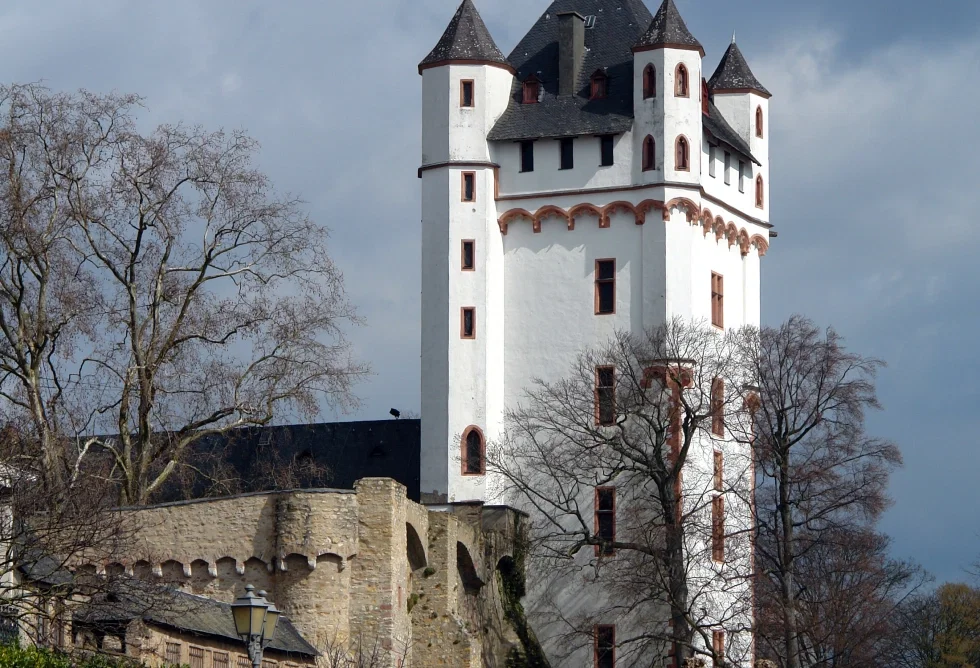 Mittelalterlicher Burgturm in Eltville mit weißer Fassade und markanten Türmen