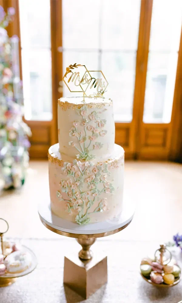 weiße Hochzeitstorte mit Blumenverzierung