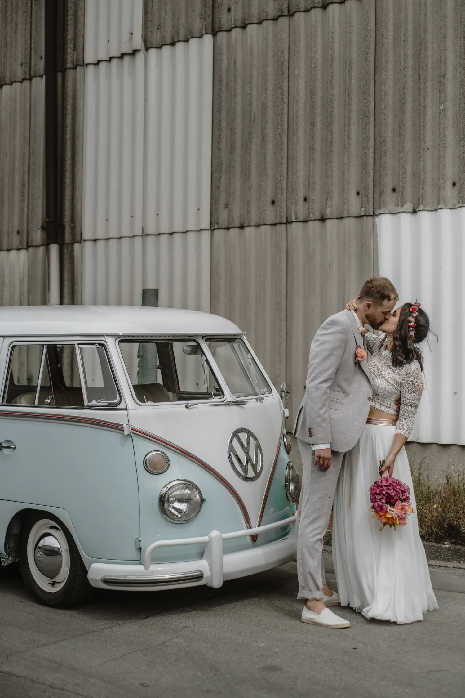 Braut, Bohobraut, Bohobrautkleid, Blumenkranz, Spitzenoberteil, Hochzeitskleid, Urbane Hochzeit, Ruhrpott Hochzeit, Heiraten in Dortmund, Dortmund Braut, Hochzeitsanzug, Leinenanzug, Anzug Beige, Boho Anzug, Boho Hochzeitsanzug, VW Oldtimer, Oldtimer Bulli, Hochzeitsauto