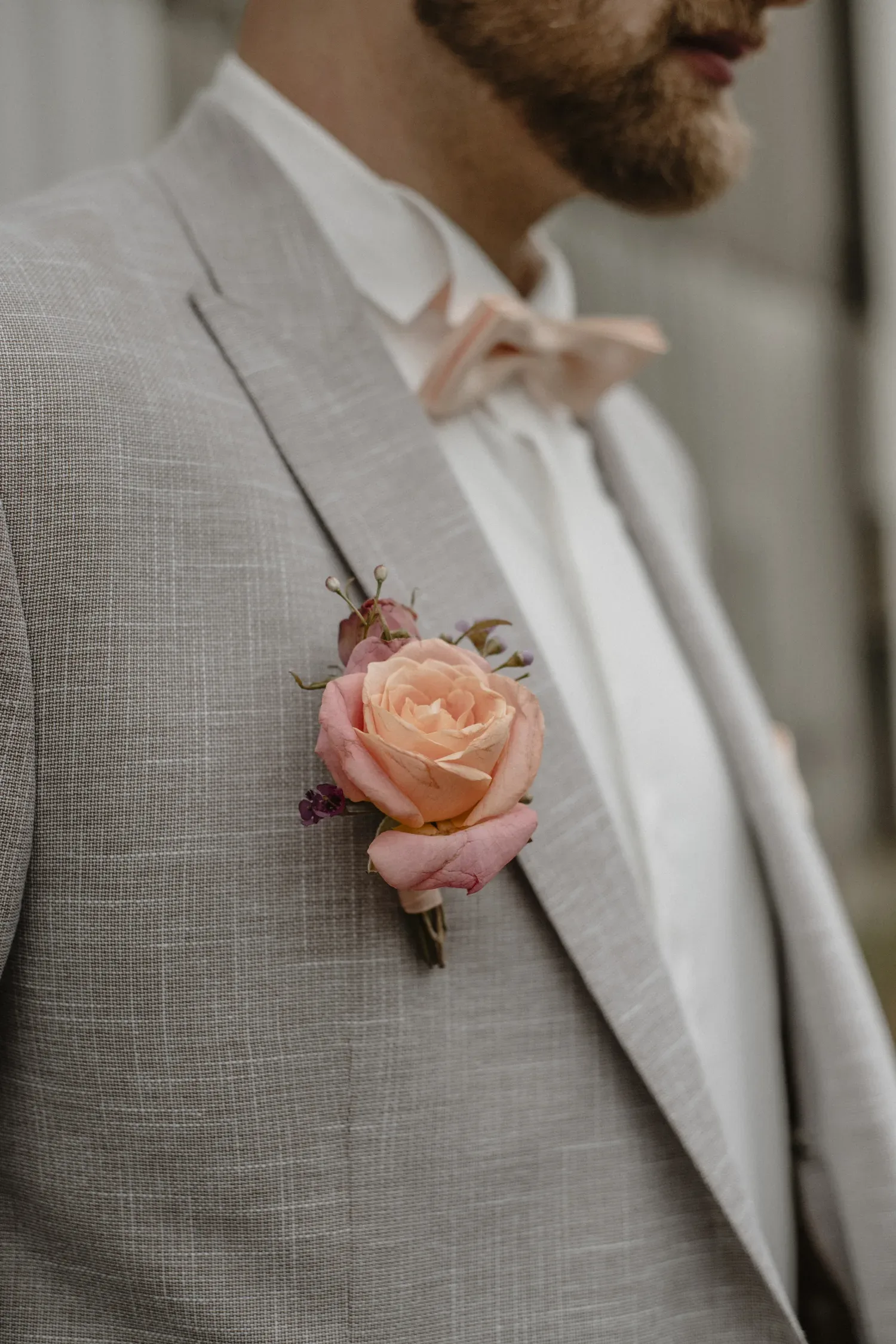 Bräutigam, Hochzeitsanzug, Boho Anzug, Boho Hochzeitsanzug, Blumenanstecker, Blütenanstecker, Anstecker Rose,