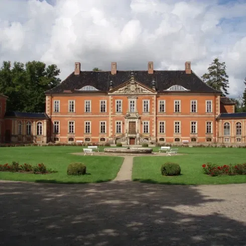 Die imposante Außenansicht von Schloss Bothmer, umgeben von gepflegten Gärten. Das historische Gebäude besticht durch seine barocke Architektur.