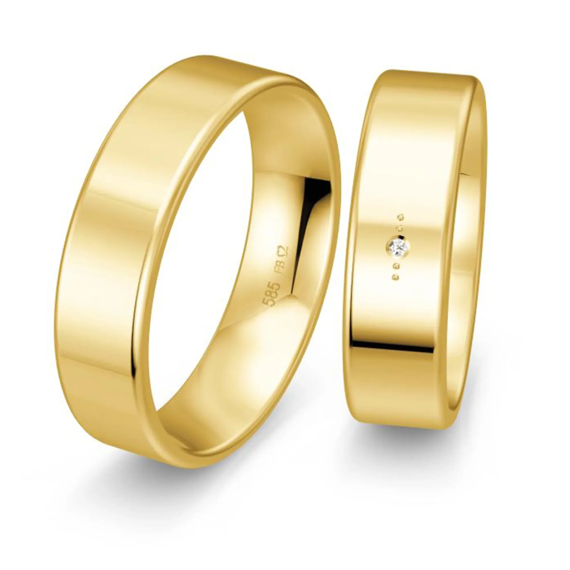 Zwei schlichte goldene Eheringe, einer mit einem kleinen Diamanten in der Mitte, präsentiert vor einem weißen Hintergrund.
