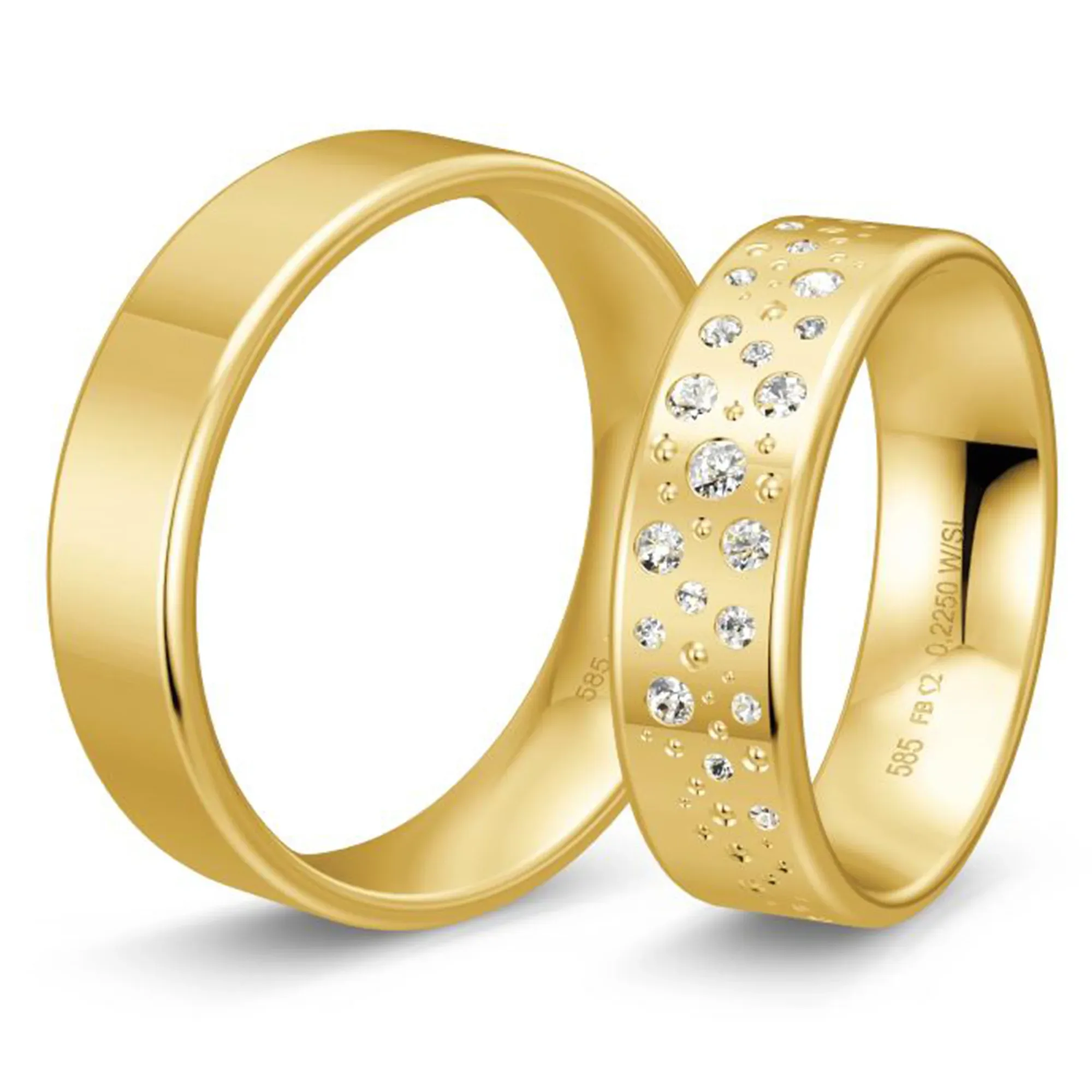 Zwei goldene Eheringe, einer schlicht und der andere reich mit funkelnden Diamanten unterschiedlicher Größe besetzt, die ein funkelndes Muster auf der Oberfläche bilden.