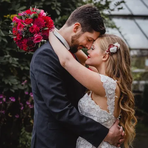 Paar in inniger Umarmung