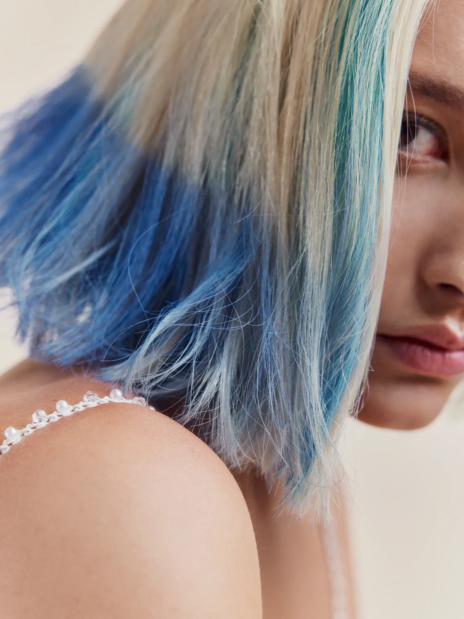 Braut im Hochzeitskleid mit blau blond gefärbten Haaren