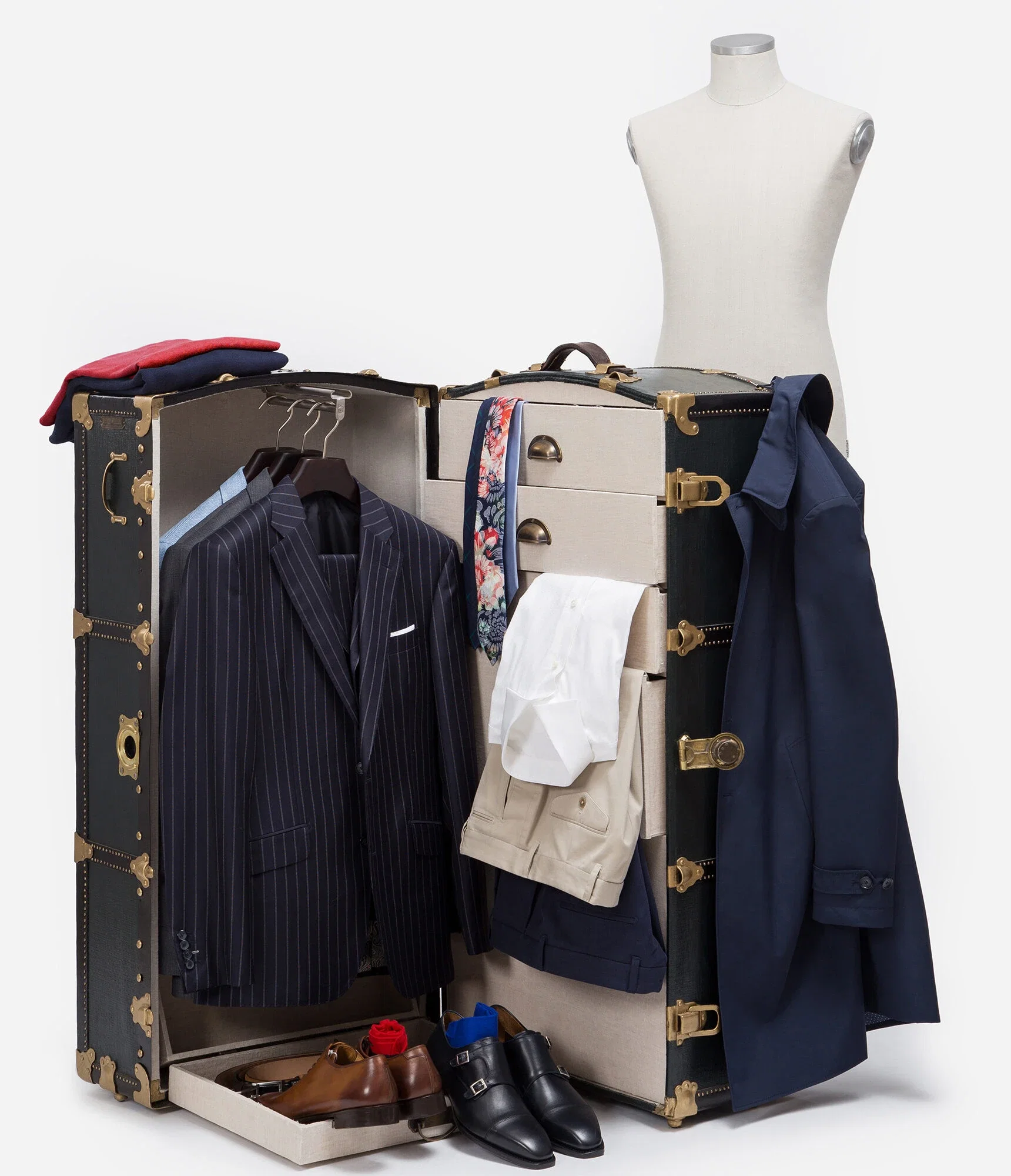 Ein geöffneter, luxuriöser Reisekoffer zeigt einen eleganten Anzug, Hemden und Accessoires, die ordentlich aufbewahrt sind, bereit für einen stilvollen Auftritt.