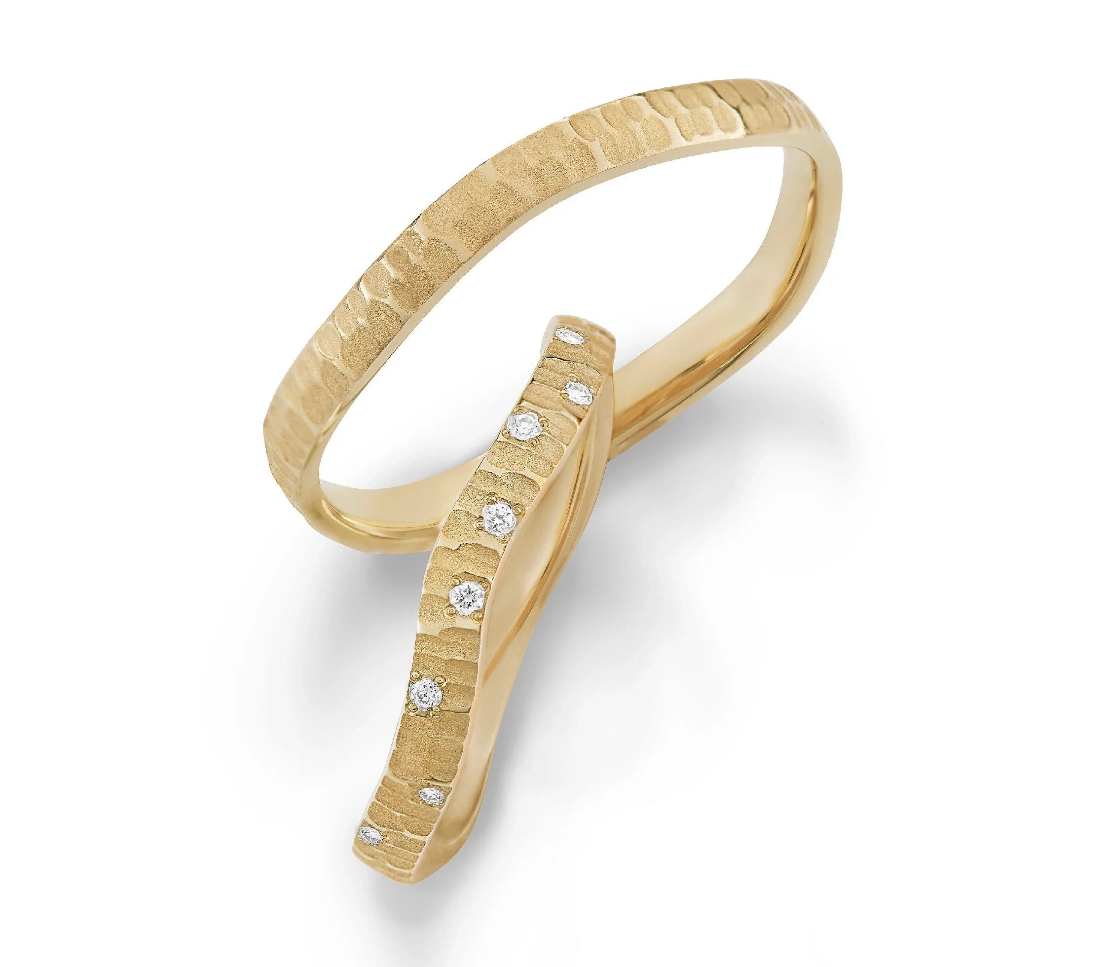 Trauringe von Max Kemper mit organischer Oberflächenstruktur und zartem Brillantband.