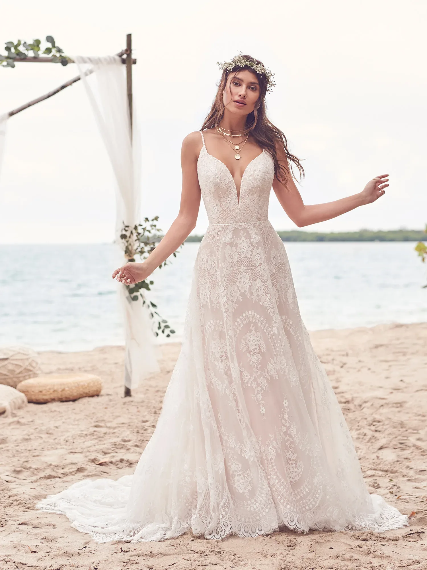 Braut in einem Kleid aus Spitze am Strand