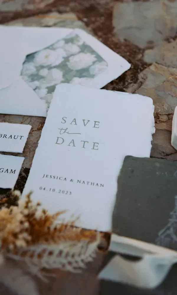 Save-the-Date-Einladungskarte für eine Hochzeit.