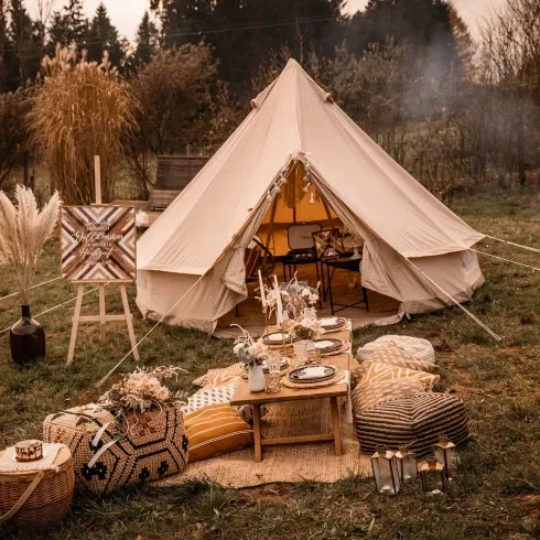 Hochzeittipi bei Outdoor Hochzeit mit gedecktem Tisch