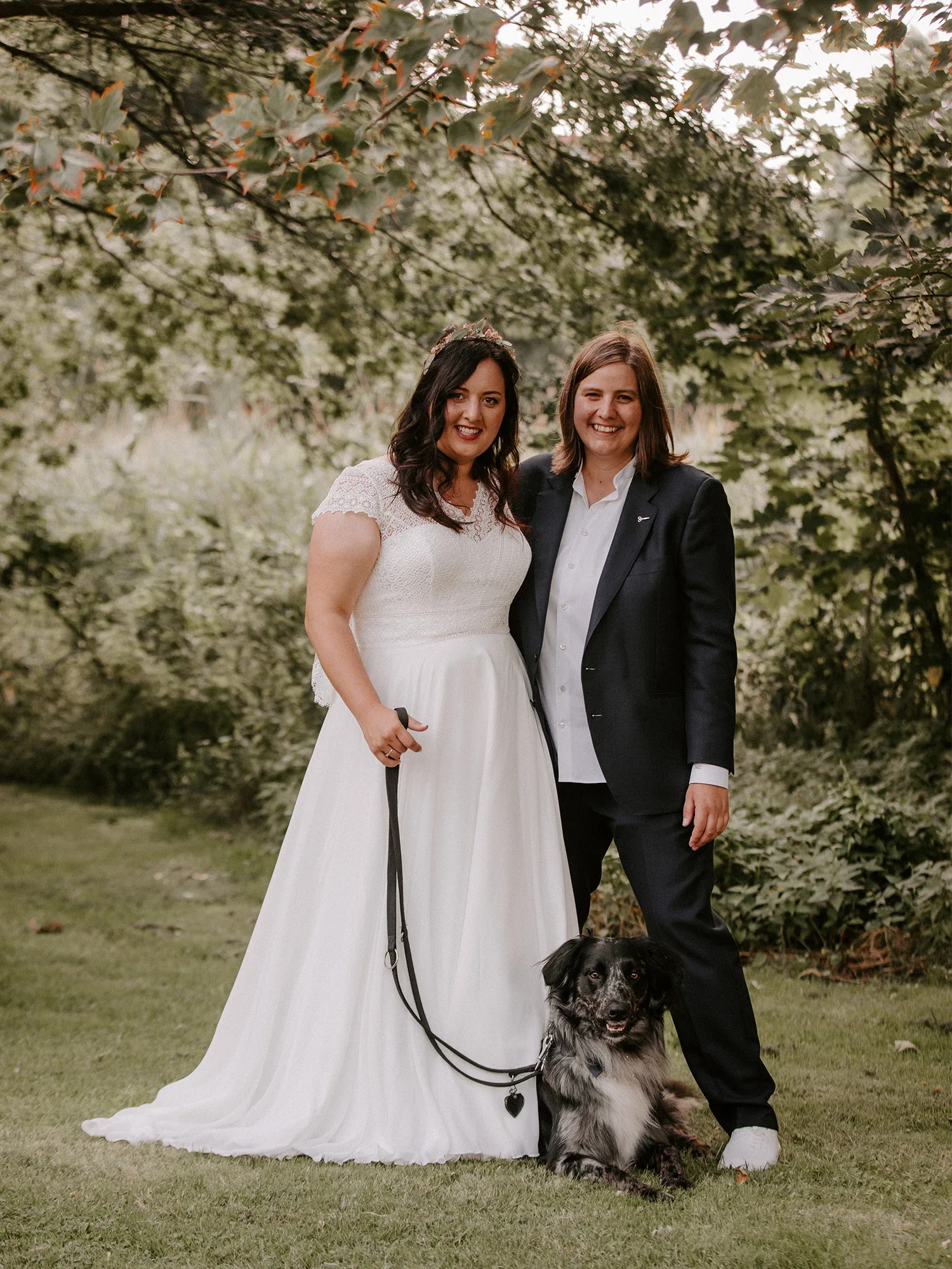 Hochzeitspaar - Outdoorhochzeit - Bräute mit Hund