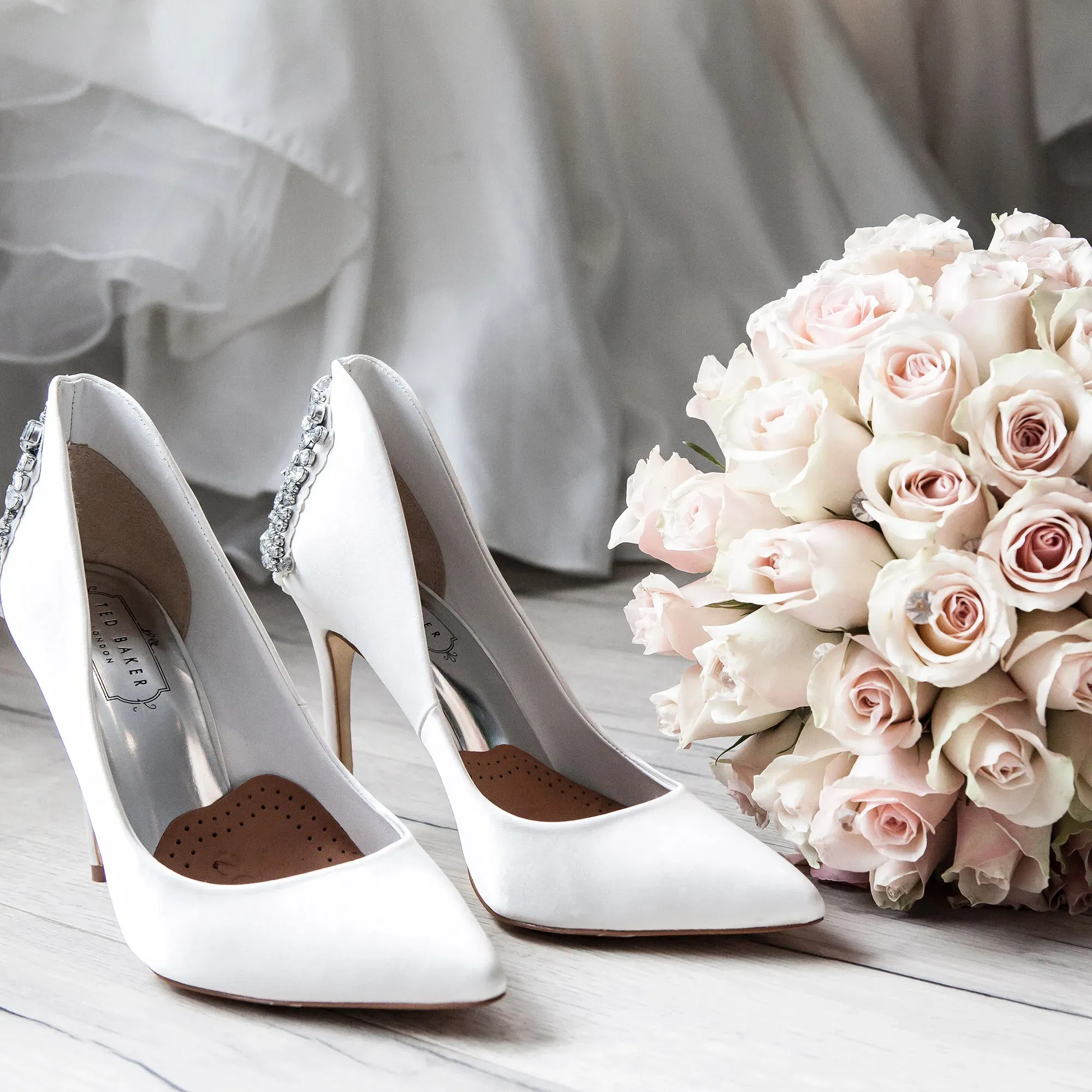 Brautschuhe und Brautstrauß