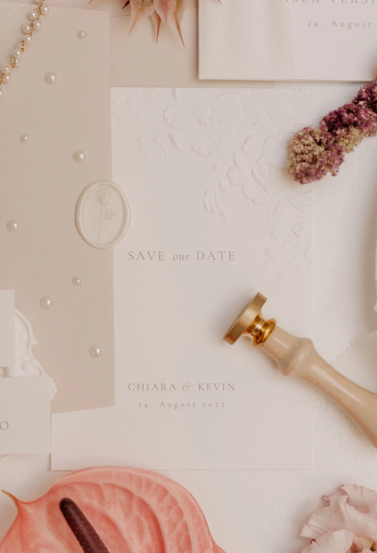 Minimalistische Save-the-Date-Karte von Chiara & Kevin mit Datum, ergänzt durch Wachssiegel, Blüten und edlen Siegelstempel in warmen Nude-Nuancen.