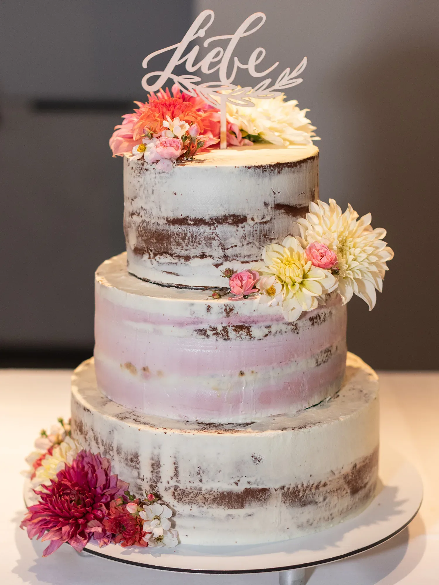 Hochzeitstorte - Seminaked Cake mit Blumen