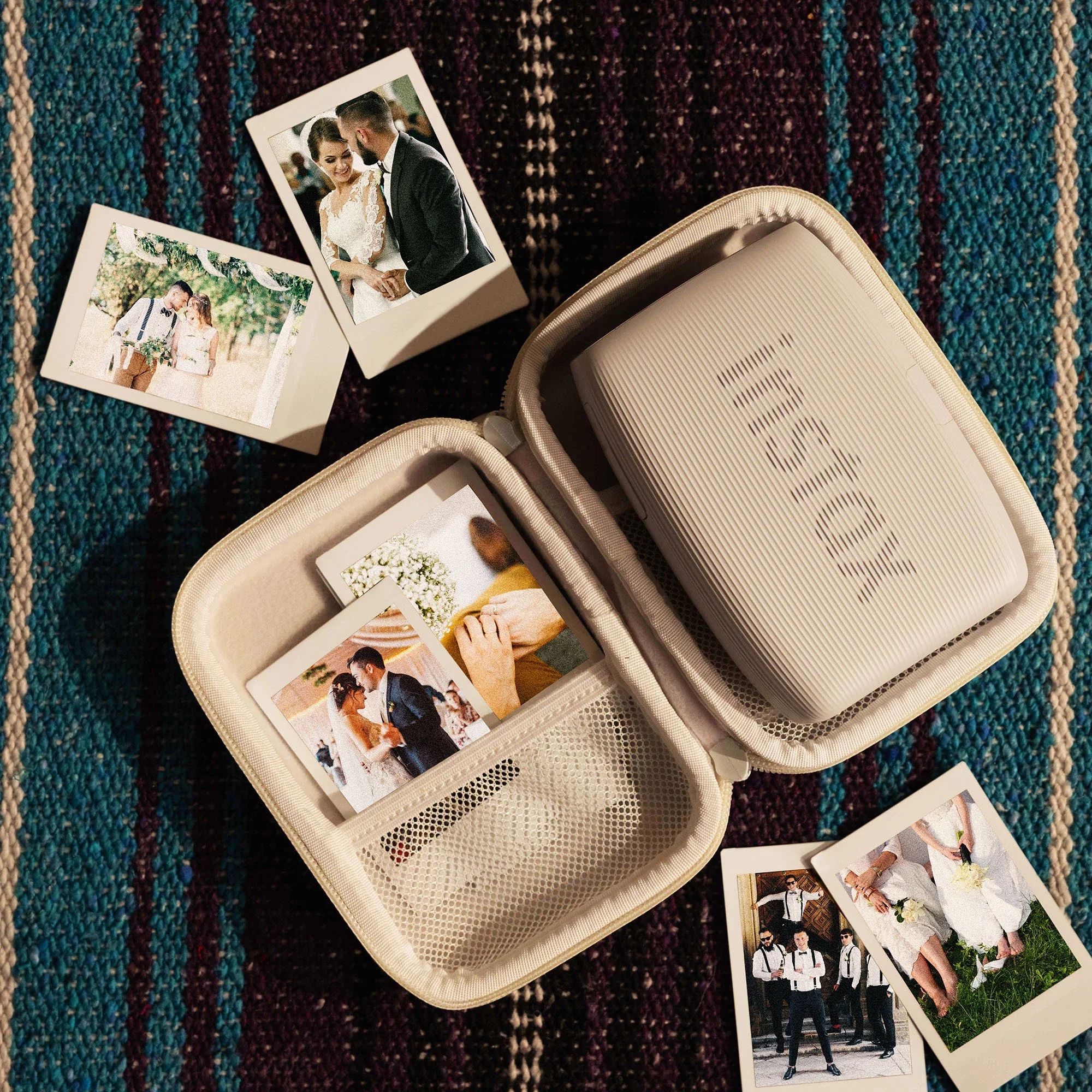 instax mini Link 3™ in Beige mit Hochzeitsbildern in einer Schutzhülle – ideal für Sofortbilder auf der Hochzeit