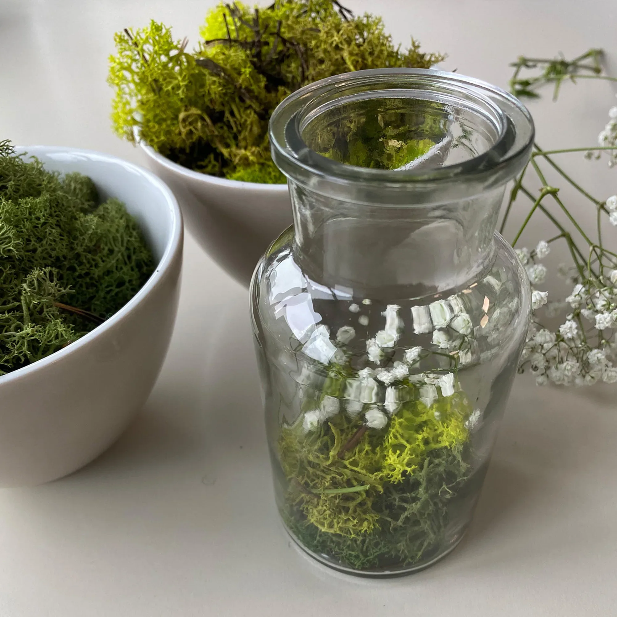 Flasche mit Moos und Schleierkraut