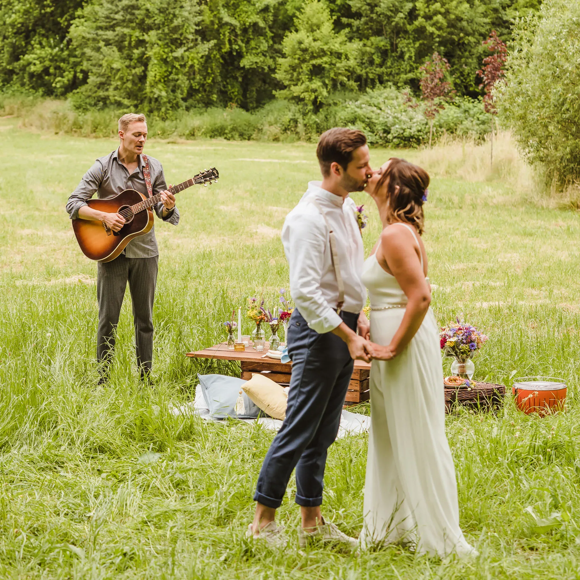 Brautpaar - Gitarrenspieler - Outdoor Hochzeit