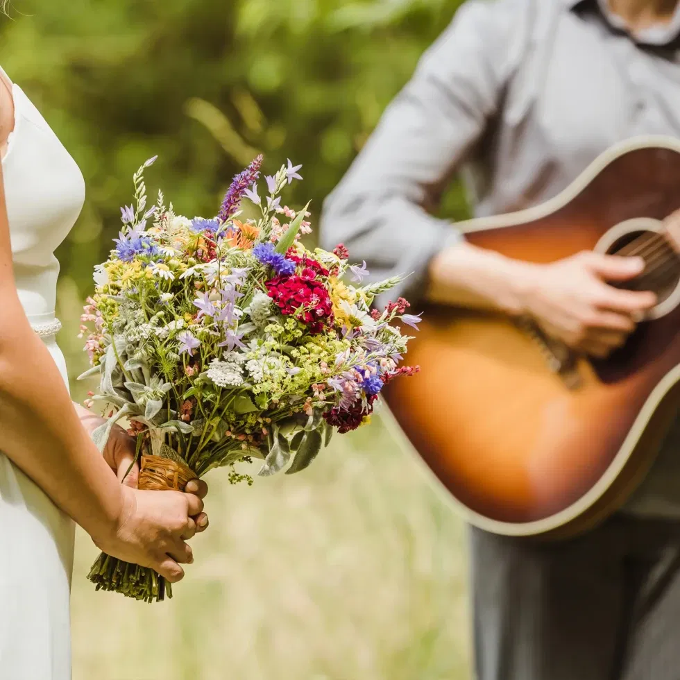 Outdoor Hochzeit Zeremonie - Gitarrenspieler - Brautstrauß