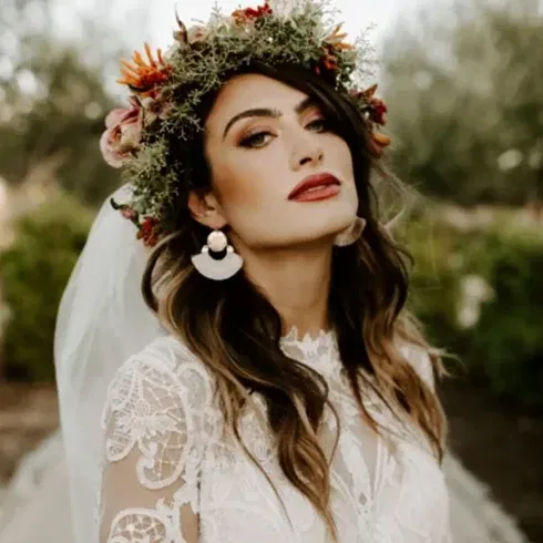 Braut mit Blumenkranz im Haar