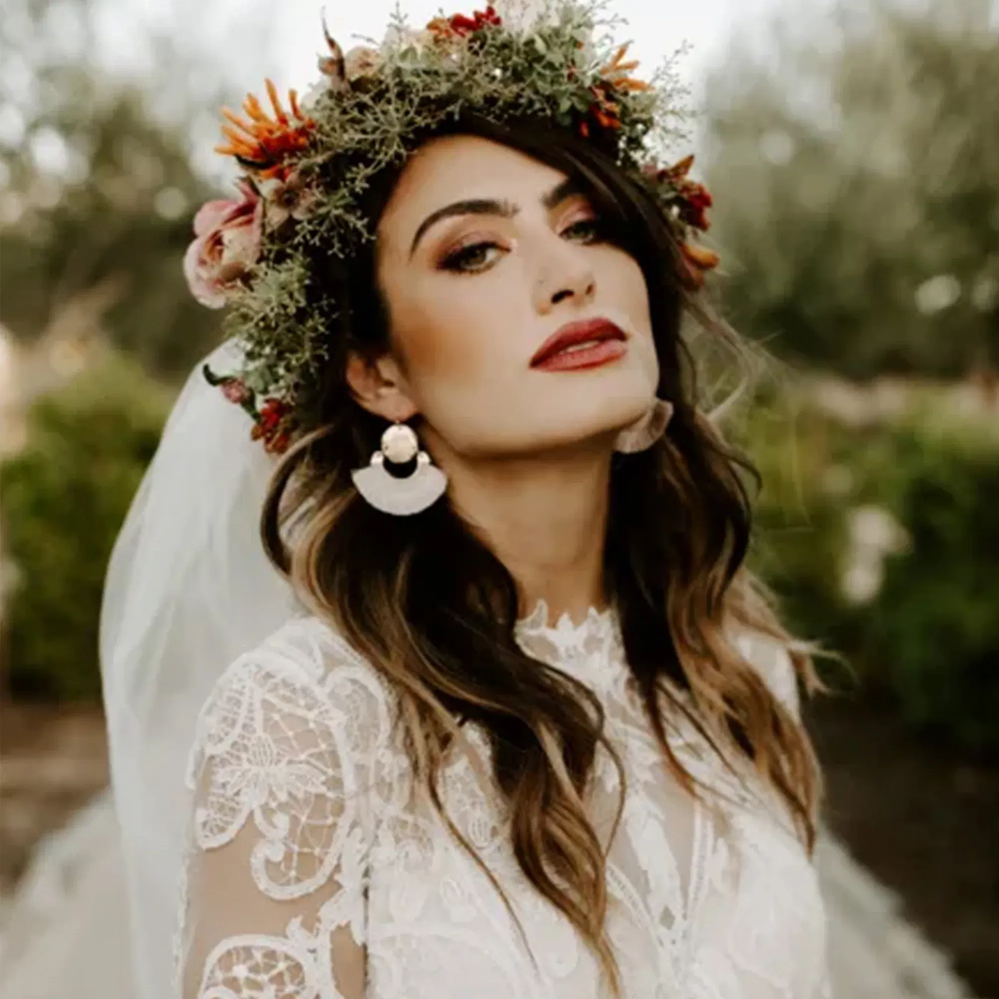 Braut mit Blumenkranz im Haar