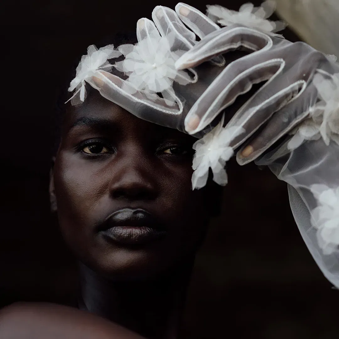 Weiße Handschuhe mit Blumenapplikationen zum Brautkleid von Halfpenny London