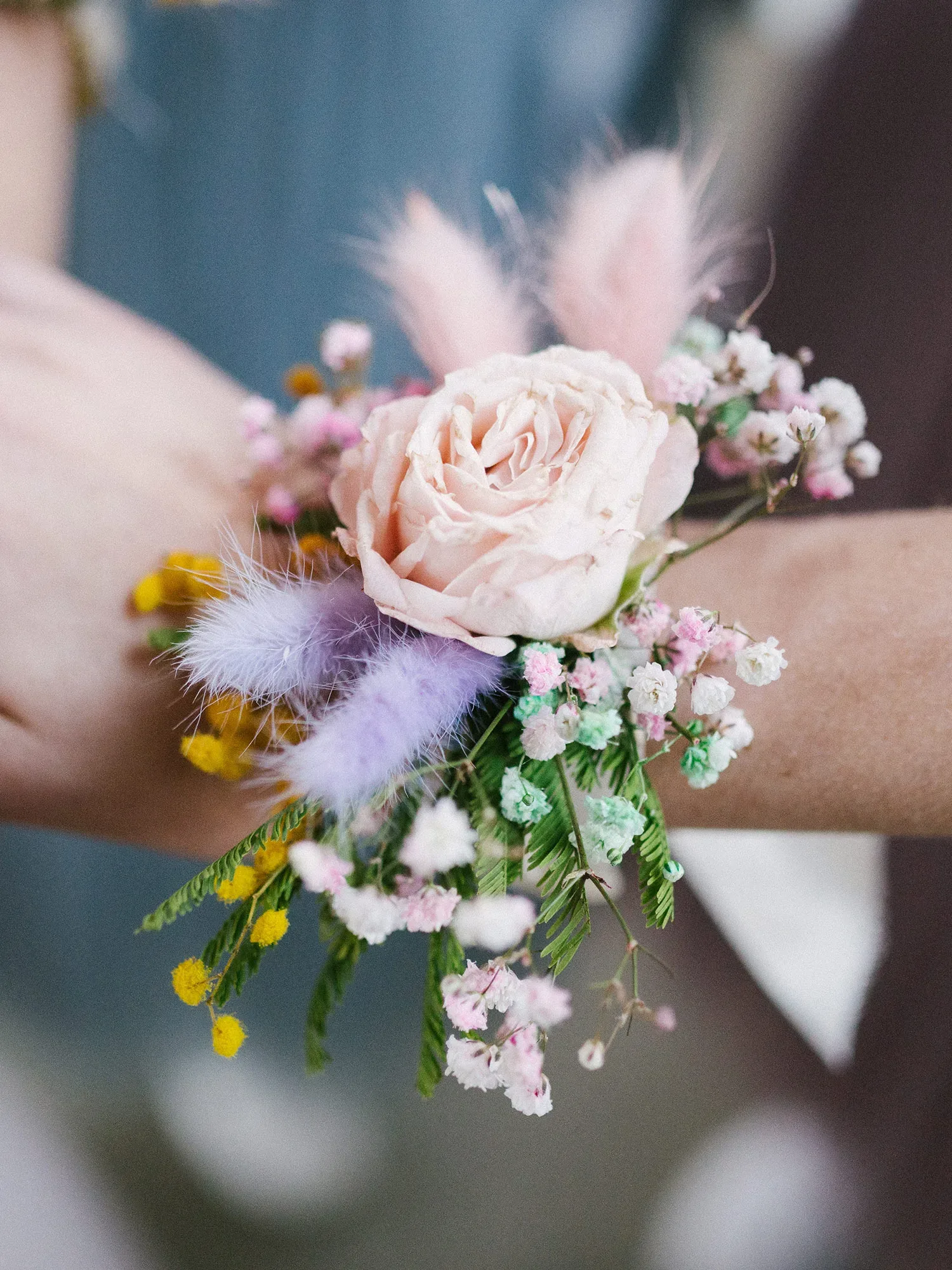 Blumenarmband bei einem JGA