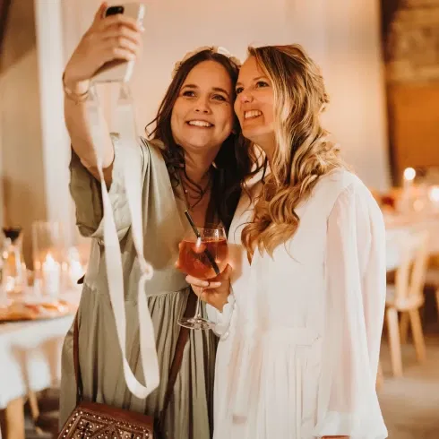 Selfie Braut mit Freundin