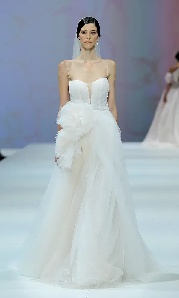Bandeau Hochzeitskleid mit Tüll von Nicole Milano