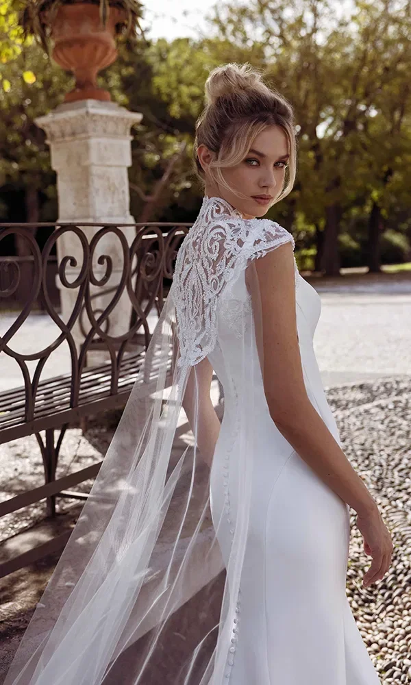 Brautkleid mit Spitzen-Cape von Modeca