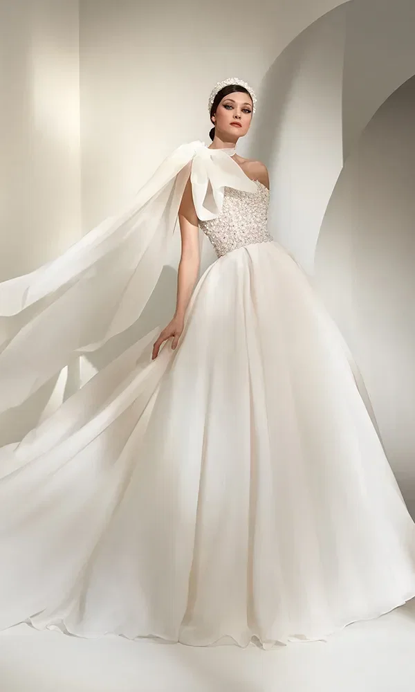 Brautkleid mit Statement-Schleife von Nicole Couture