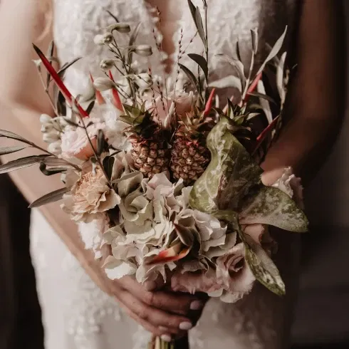 Hochzeitskleid - Fotoshooting - Brautstyling - Hochzeitsaccessoires - Brautschuhe - Brautstrauß