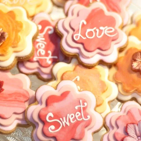 Beschriftete Kekse in Blumenform