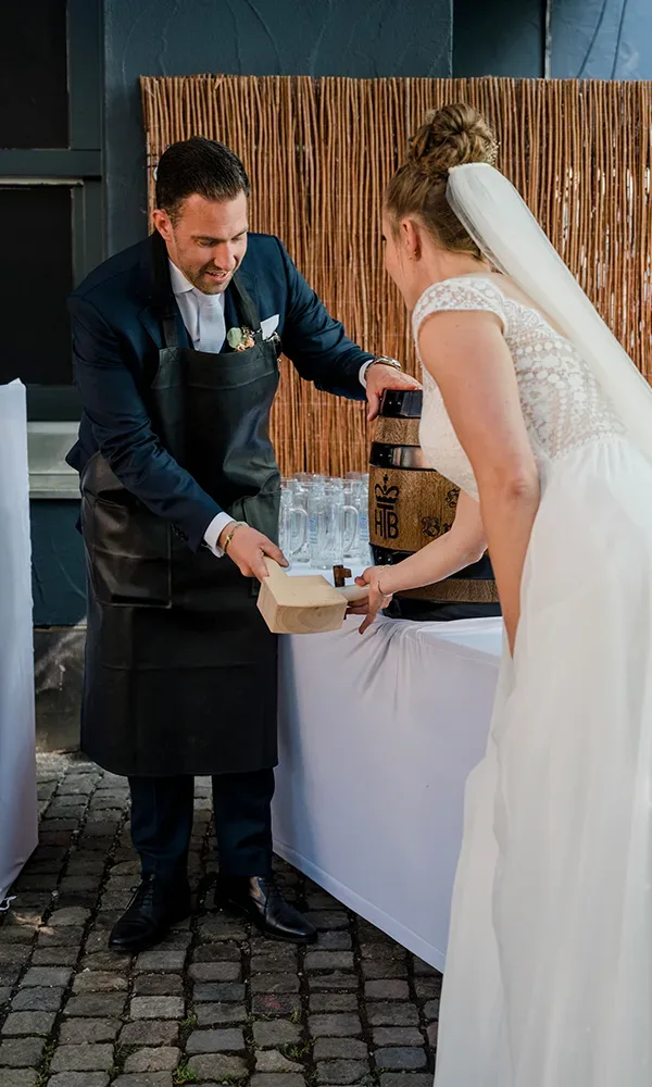 Hochzeitspaar mein Bierfassanstechen