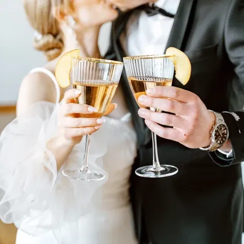 Hochzeitspaar stößt an